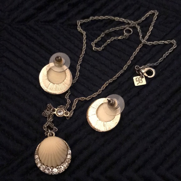 Banana Republic gold shell necklace and earrings - Picture 5 of 5